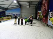 Cours de ski pour enfants dans le hall de ski