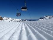 Piste parfaitement préparée dans le domaine skiable de Titlis