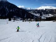 Piste pour débutants à la station de vallée au téléski Lisslift