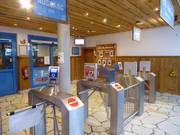 Accès soigné au hall de ski