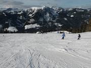 Large piste au téléski Fürstwand