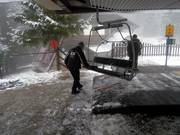Le personnel nettoie les sièges par mauvais temps.
