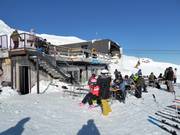 Terrasse ensoleillée au Giant Cafè