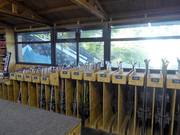 Il y a suffisamment de skis pour tout le monde.