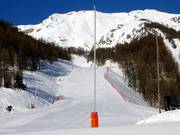 Le canon à neige attend sa prochaine utilisation.