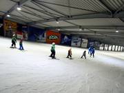 Cours de ski pour enfants dans le hall de ski