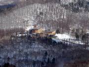 Le Club Med dans la partie inférieure du domaine skiable