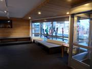 Dépôt à skis soigné à la station de la vallée