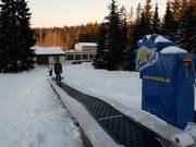 Un tapis roulant dessert l’aire pour les enfants.