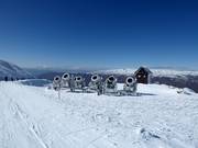 Les canons à neige attendent leur prochaine utilisation.