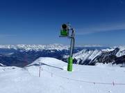Canon à neige au bord du glacier