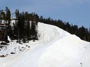 La neige est conservée sous des bâches pendant l'été.