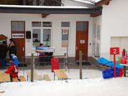 Bureau de l'école de ski et point de rassemblement à la station de la vallée