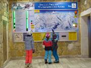 Panneau d'information avec plan des pistes à la station de service de la vallée Highport Flachauwinkl