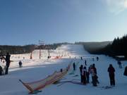 La pente d'entraînement pour les premiers pas dans la neige
