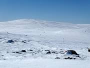 Vue sur le sommet du Dundret avec des pistes de ski de fond