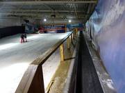 Des tapis roulants amènent les débutants vers les pistes faciles.