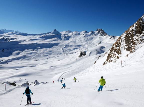 Belle piste au Leist avec vue sur le Spitzmeilen, le Wissmeilen et le Magerrain