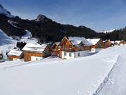 Chalets le long de la piste