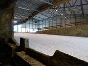 Vue sur la piste pour débutants depuis l'entrée du hall de ski