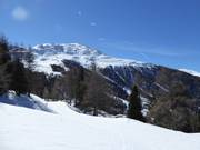 Vue sur le haut du domaine skiable et le secteur ensoleillé d’Unterrat