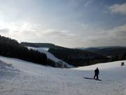 Vue depuis le bord du village sur la pente de la chapelle jusqu'à la pente raide