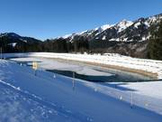 Un bassin de retenue assure l'approvisionnement en eau nécessaire.