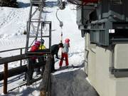 Le personnel tend la perche au téléski