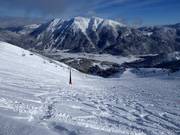 Traces de poudreuse dans la partie supérieure du domaine skiable