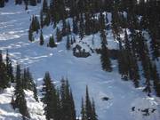 Piste à bosses raide avec des rochers