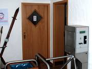 Un peu agaçant, mais cela garantit la propreté : tourniquet aux toilettes dans l'écurie