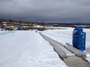 Piste pour débutants avec tapis roulant à la station de la télécabine