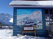 Panneau d'information à la station intermédiaire