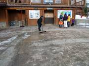 Le personnel nettoie le sol.