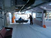 Le personnel aide les enfants à monter