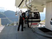 Les skis sont remis aux clients à la télécabine.