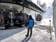 Le personnel est toujours présent à l’embarquement.