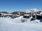 Vue sur les chalets de vacances au bord de la piste