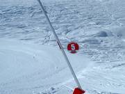 Les numéros de piste sont apposés sur les canons à neige.