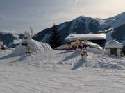Des personnages amusants dans la neige à la Hochalm