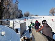 On aime aider les enfants à faire leurs premiers pas.