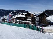 L'hôtel Übergossene Alm à Dienten - juste de l'autre côté de la rue