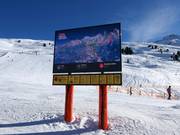 Panneau d'information numérique à la station intermédiaire