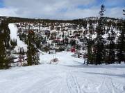 Vue sur les chalets de vacances au bord des pistes
