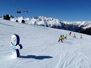 Cours de ski pour enfants sur la piste facile Goldseepiste