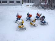Les canons à neige attendent leur prochaine utilisation.
