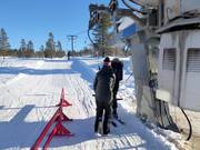 Le personnel aide à l’embarquement.