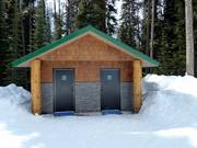 Cabine de toilettes dans le domaine skiable