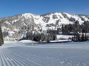 Piste parfaitement préparée dans le domaine skiable SilverStar