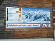 Grand panneau d'information dans le domaine skiable